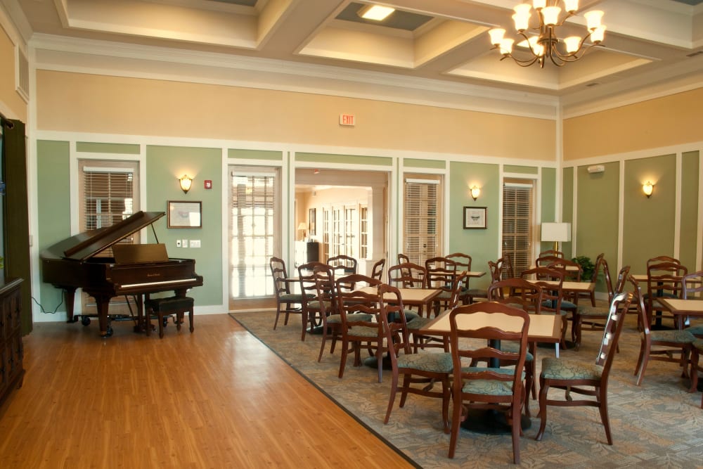 Seating in the community dining room for residents at Mariposa at Bay Colony in Dickinson, Texas