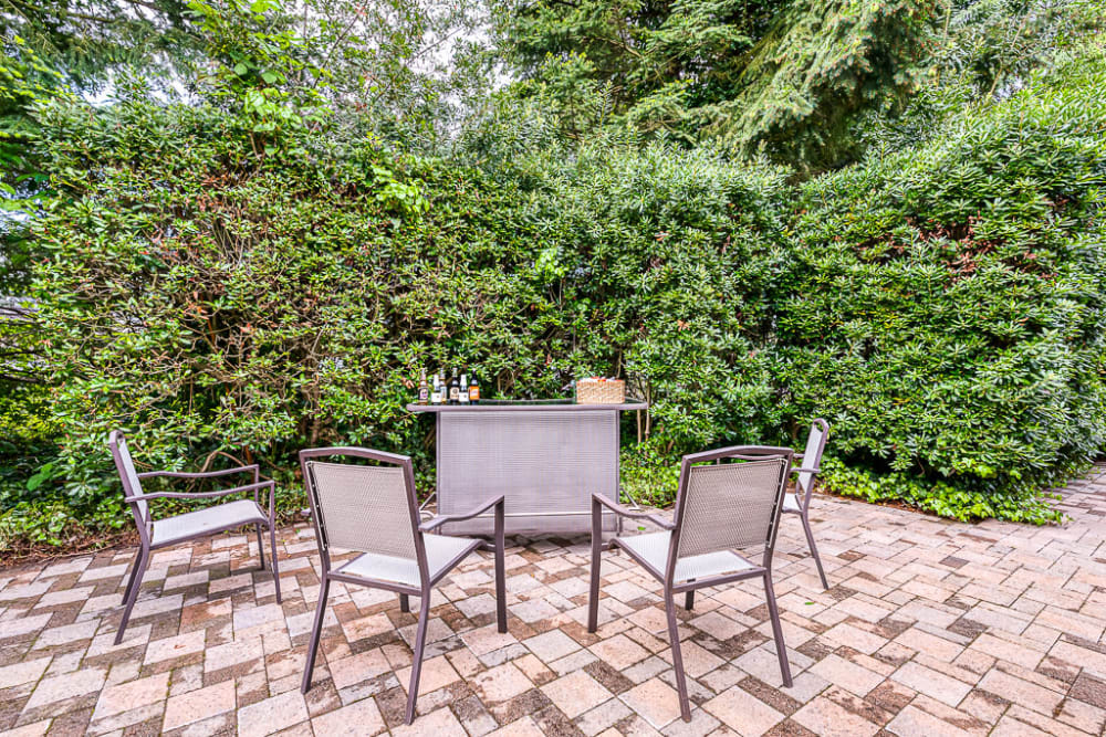 Outdoor sitting at Pacifica Senior Living Lynnwood in Lynnwood, Washington