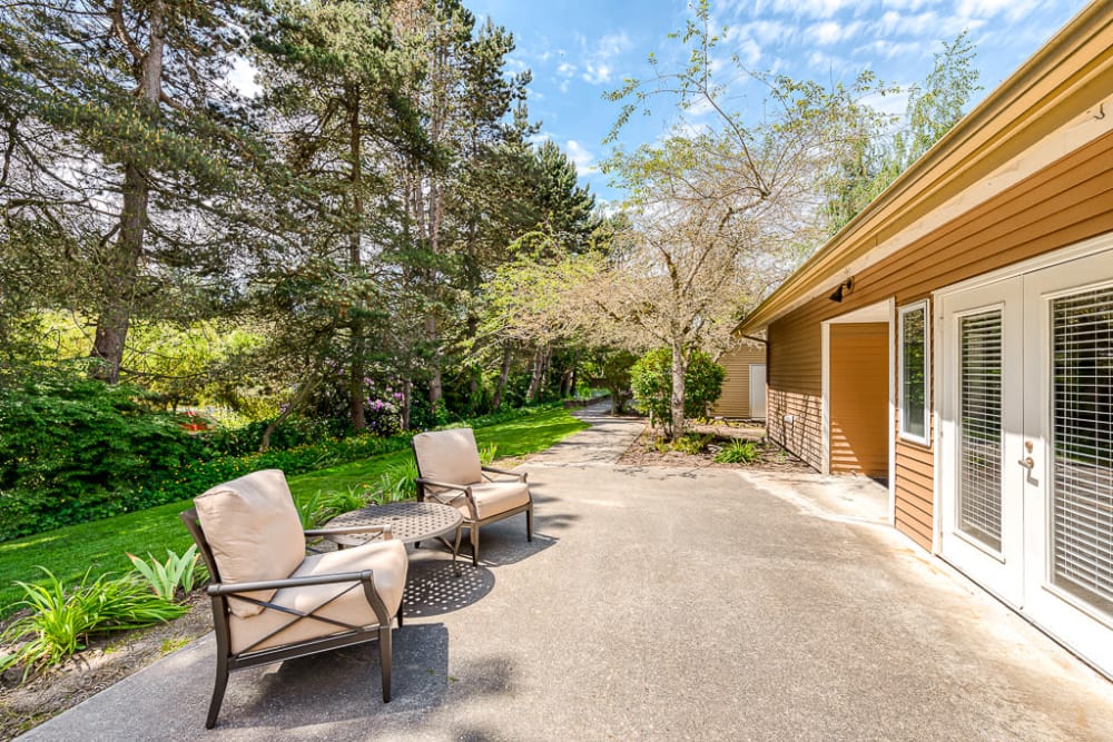  Patio Area at Pacifica Senior Living Lynnwood in Lynnwood, Washington
