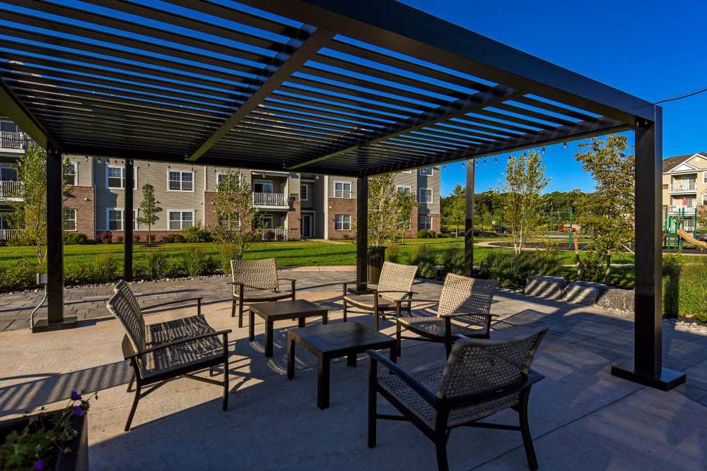 outdoor seating underneath a pergola at Aspen Court in Piscataway, New Jersey