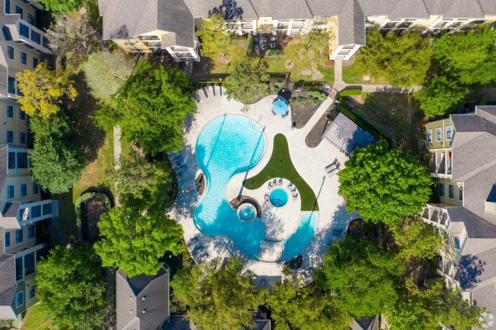 Aerial view of the pool at The Columns at Westchase in Houston, Texas