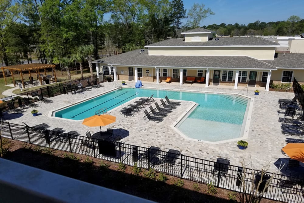 Resort-style pool at The Columns at Coldbrook in Port Wentworth, Georgia
