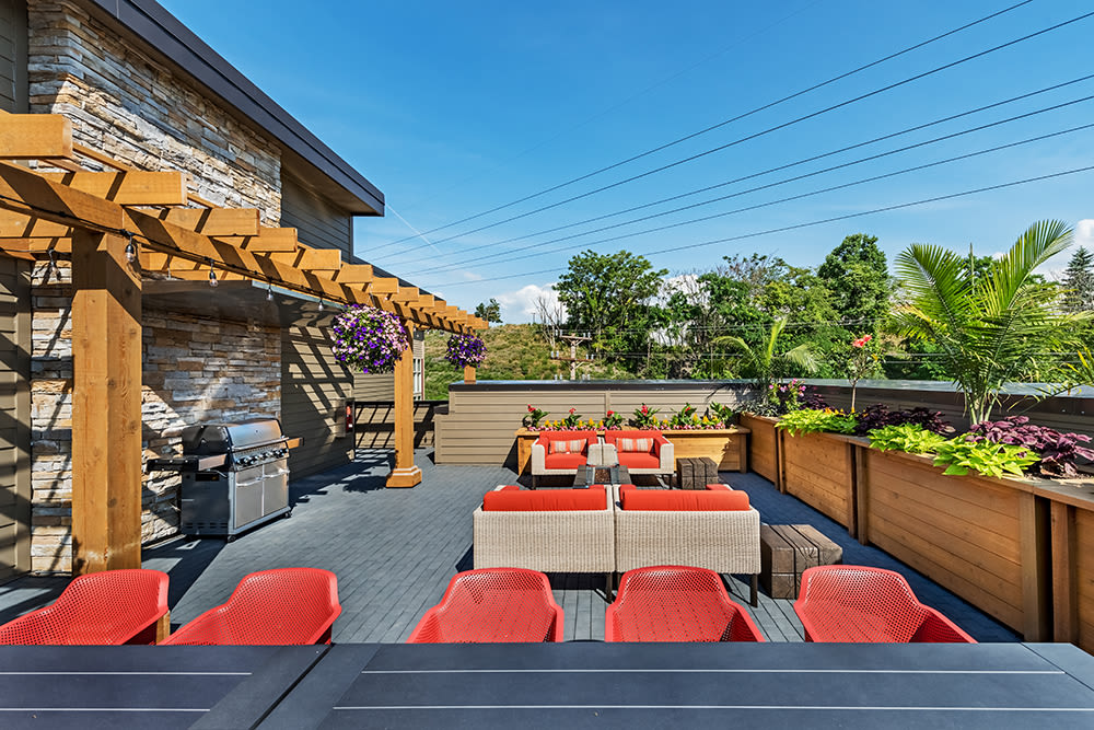 Outdoor lounge at Cosmopolitan Apartments in Pittsburgh, Pennsylvania