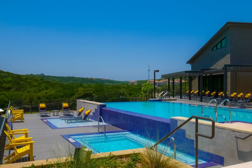 Luxury swimming pool at The View at Crown Ridge in San Antonio, Texas