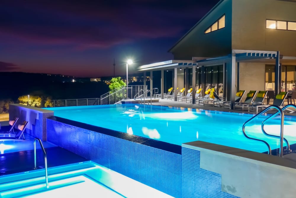 Infinity pool and tub at The View at Crown Ridge in San Antonio, Texas