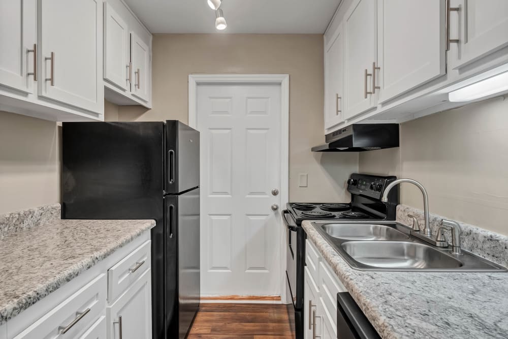 Kitchen at Redmond Chase Apartment Homes in Rome, Georgia