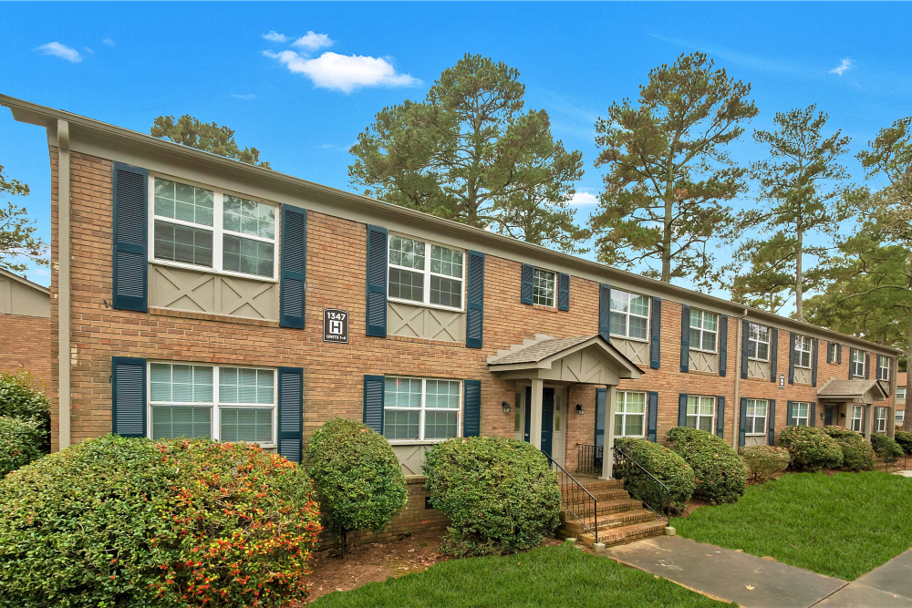 Exterior view of apartments at Redmond Chase Apartment Homes in Rome, Georgia
