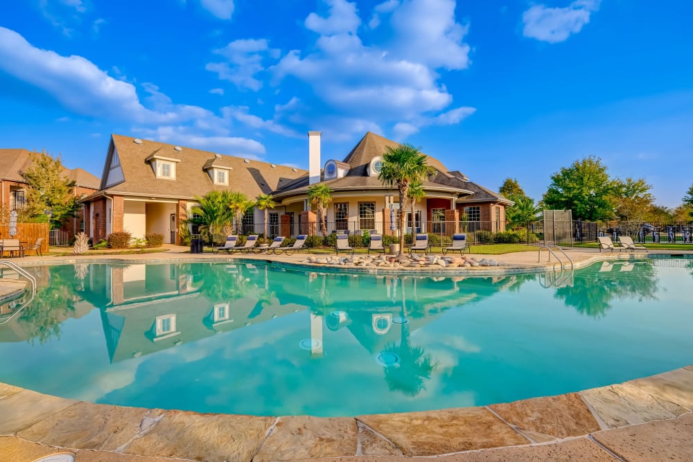 Pool and clubhouse at Chateau Mirage Apartment Homes in Lafayette, Louisiana