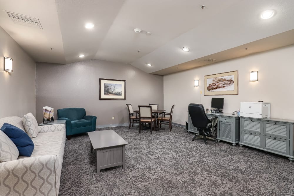 Resident lounge and computer area at Pacifica Senior Living Poway in Poway, California