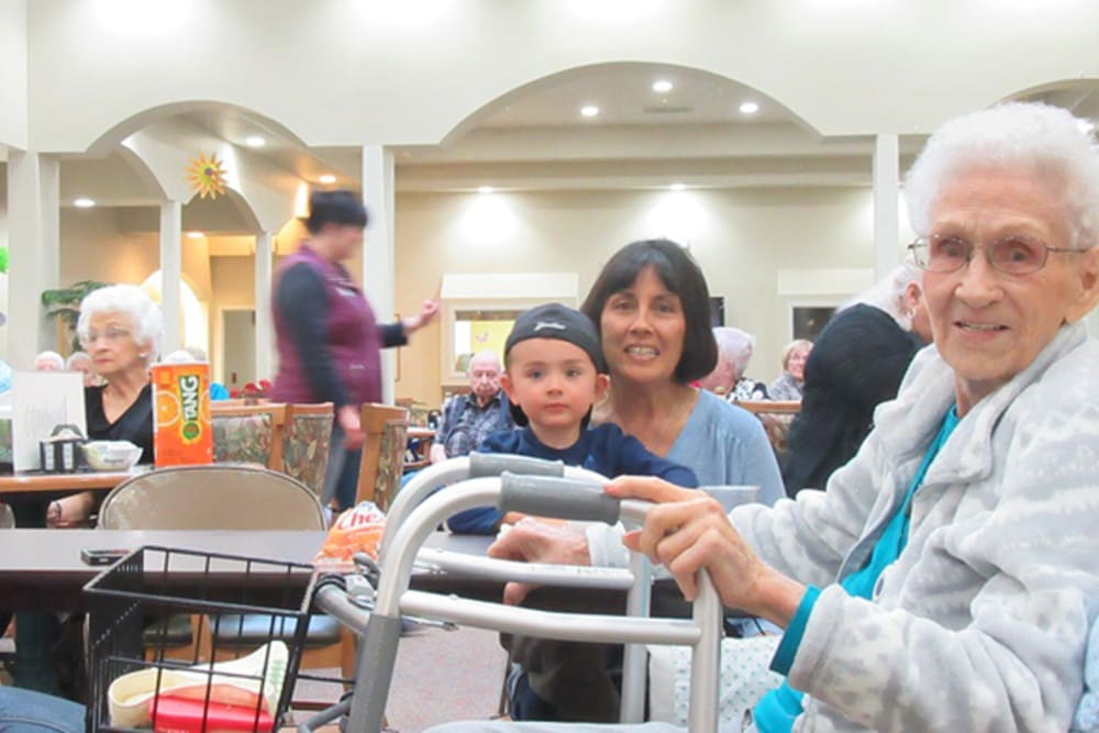 Residents dining with their family at The Peaks at South Jordan
