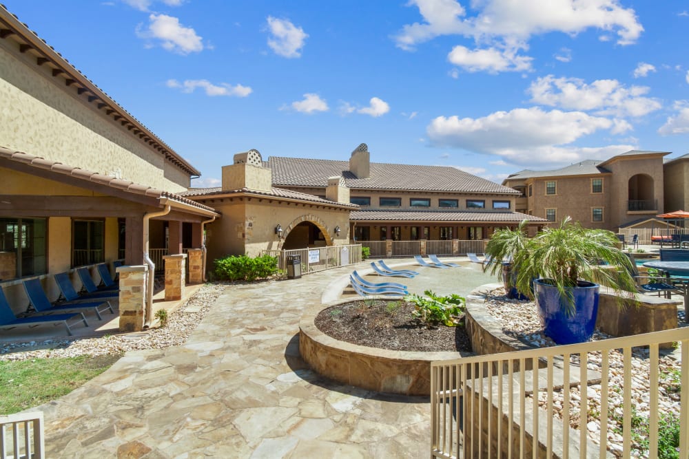 Outdoor courtyard area with swimming pool at Marquis on Evans in San Antonio, Texas