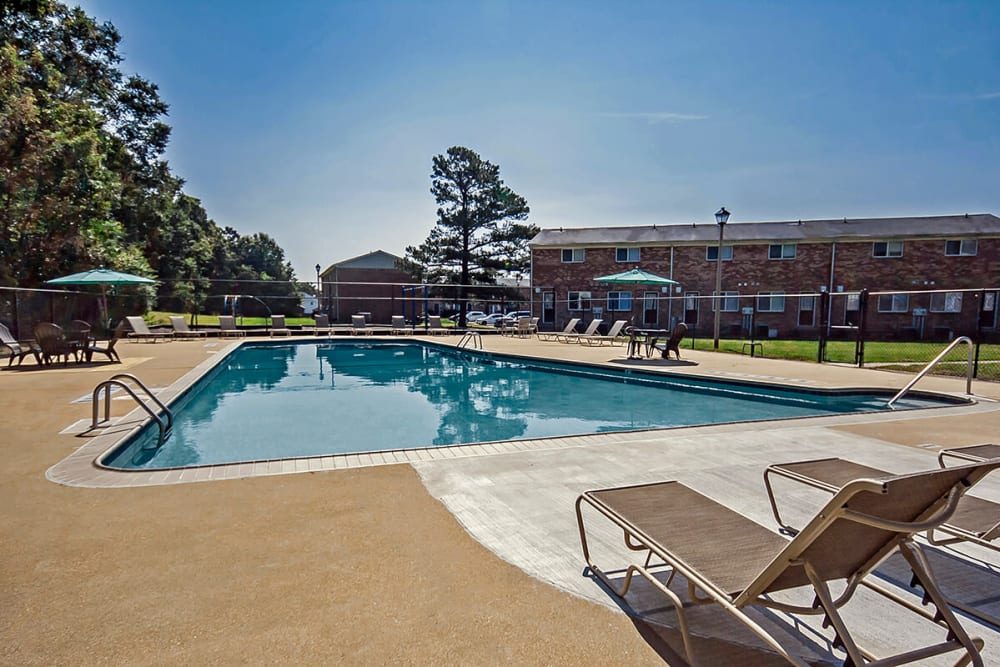Outdoor swimming pool at James River Pointe in Richmond, Virginia