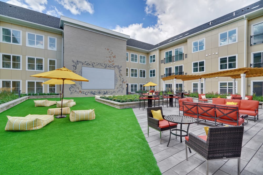 Outdoor patio at The Grande at MetroPark in Woodbridge, New Jersey