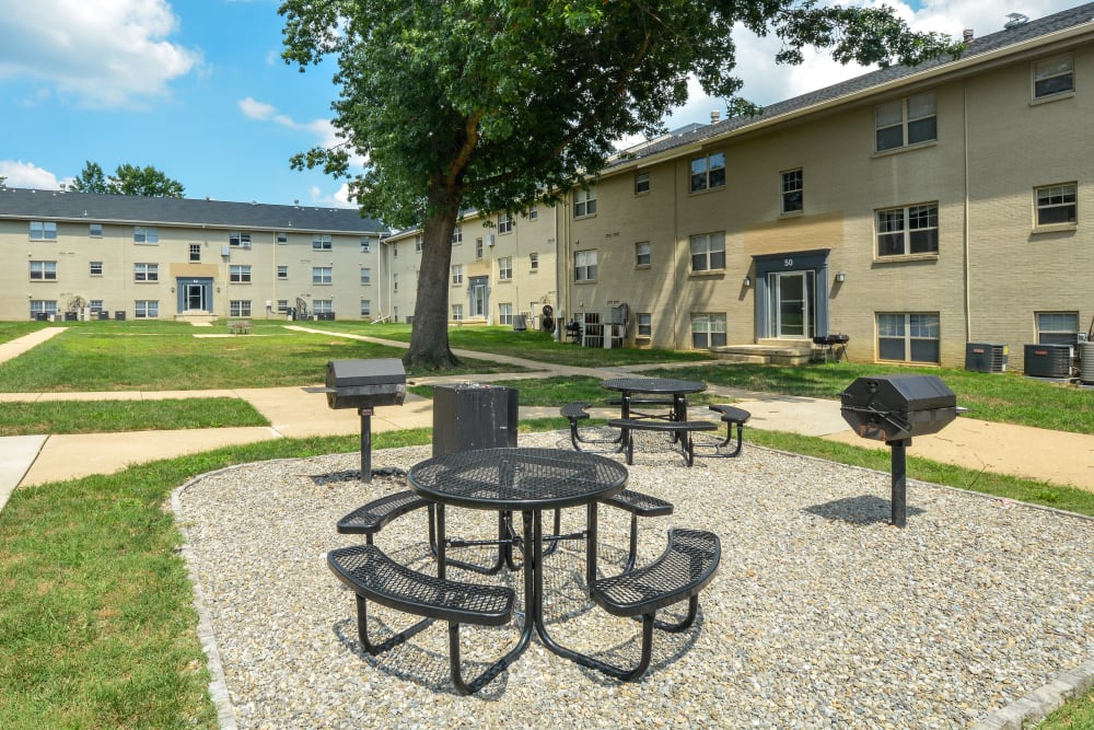 Picnic area at Hunters Crossing in Newark, Delaware