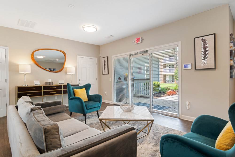 Modern lounge room at Vesta Bouldercrest in Atlanta, Georgia