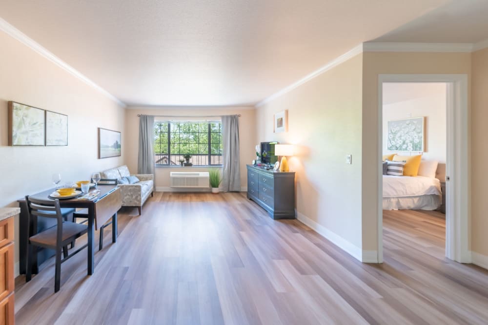 Open living room with hardwood flooring at Courtyard at Mount Tabor in Portland, Oregon