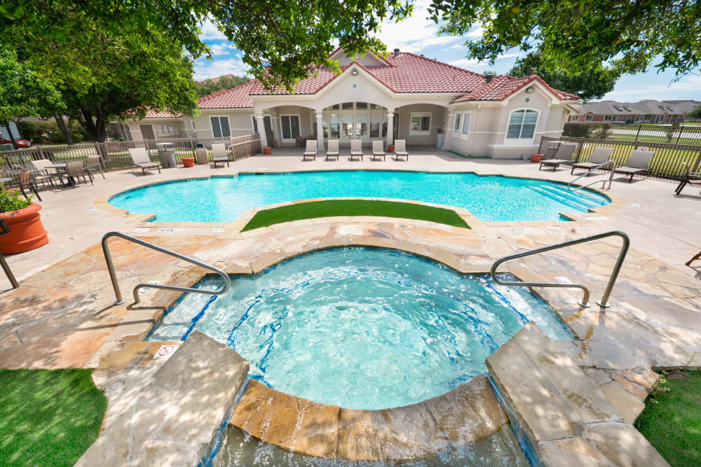 Crescent Cove at Lakepointe offers a luxury swimming pool in Lewisville, Texas