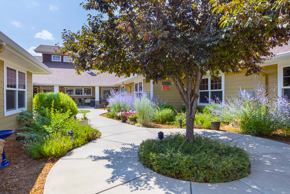 Highline Place in Littleton, Colorado offers a Memory Care Facility with a Courtyard