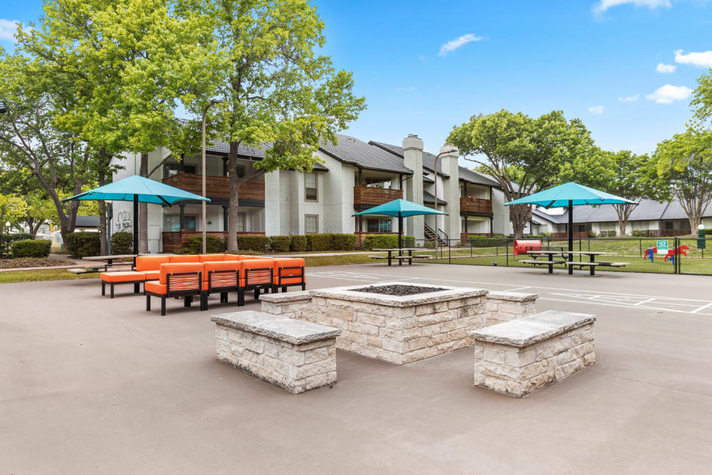 Outdoor community area at Villas at Chase Oaks in Plano, Texas