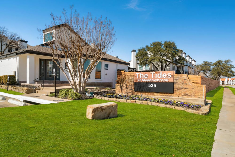 Exterior of Tides at Meadowbrook in Fort Worth, Texas