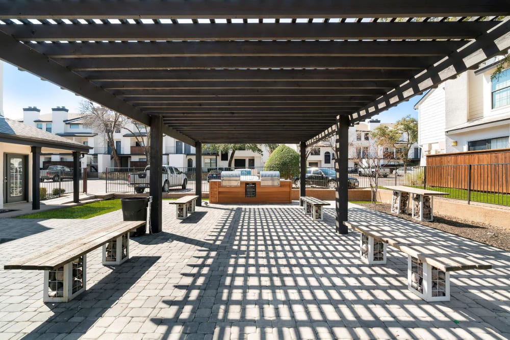 Shaded picnic area at Tides at Meadowbrook in Fort Worth, Texas