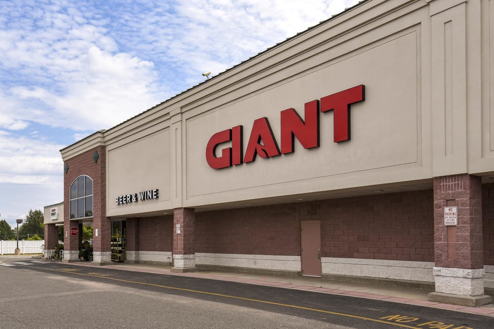 giant grocery near Aston Pointe Apartments in Aston, Pennsylvania