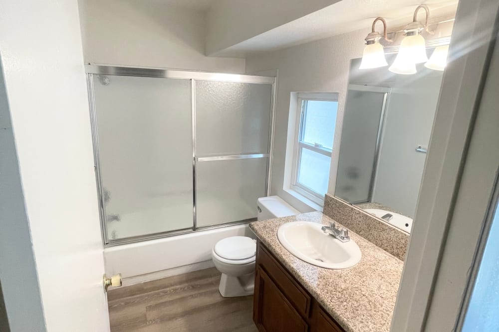 Sunridge Townhomes offers a bathroom in Fresno, California