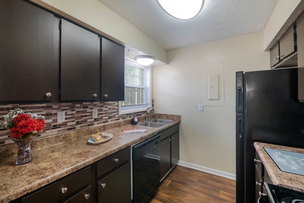 Kitchen with modern appliances at The Grove at Six Hundred Apartment Homes in Rome, Georgia