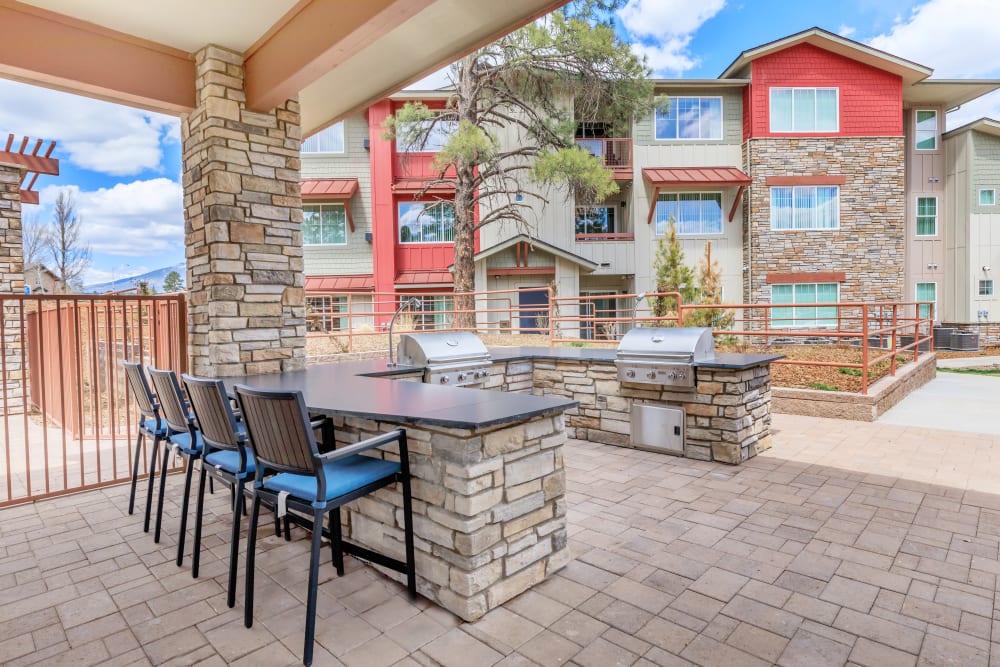 Outdoor seating and grills at Trailside Apartments in Flagstaff, Arizona