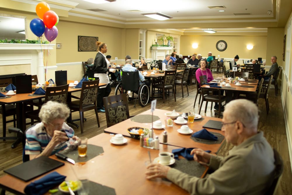 Residents eating lunch at The Crossings at Ironbridge in Chester, Virginia