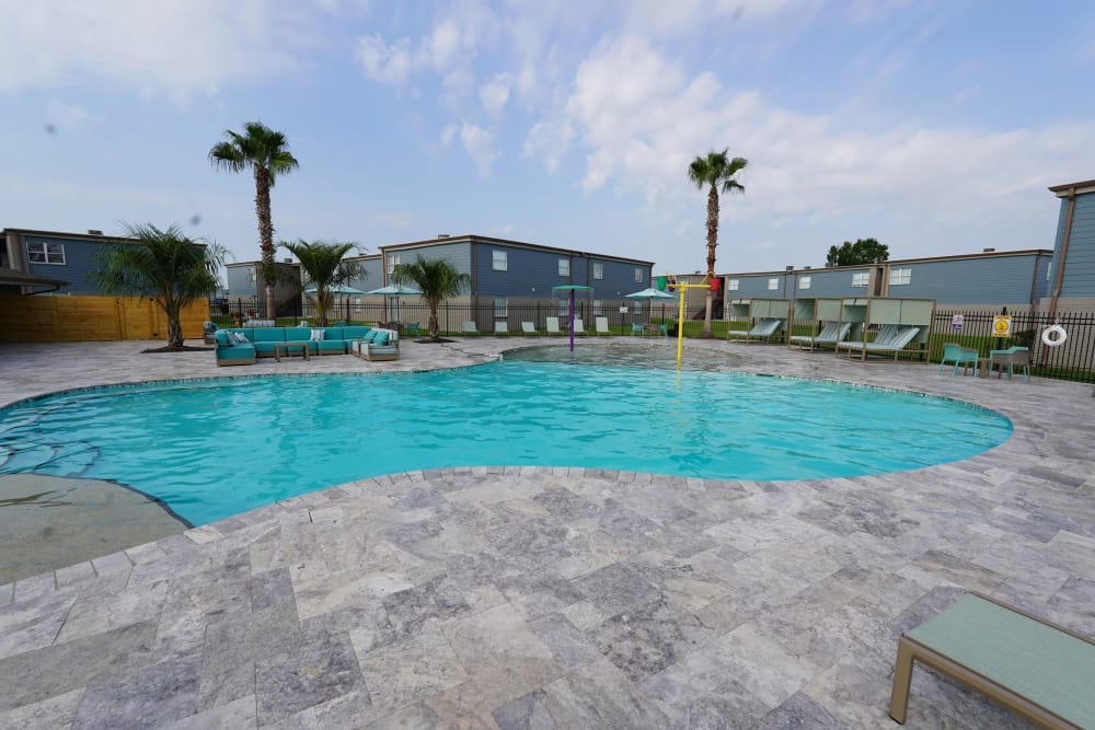 Capacious Pool at Emerald Pointe Apartment Homes in Harvey, Louisiana