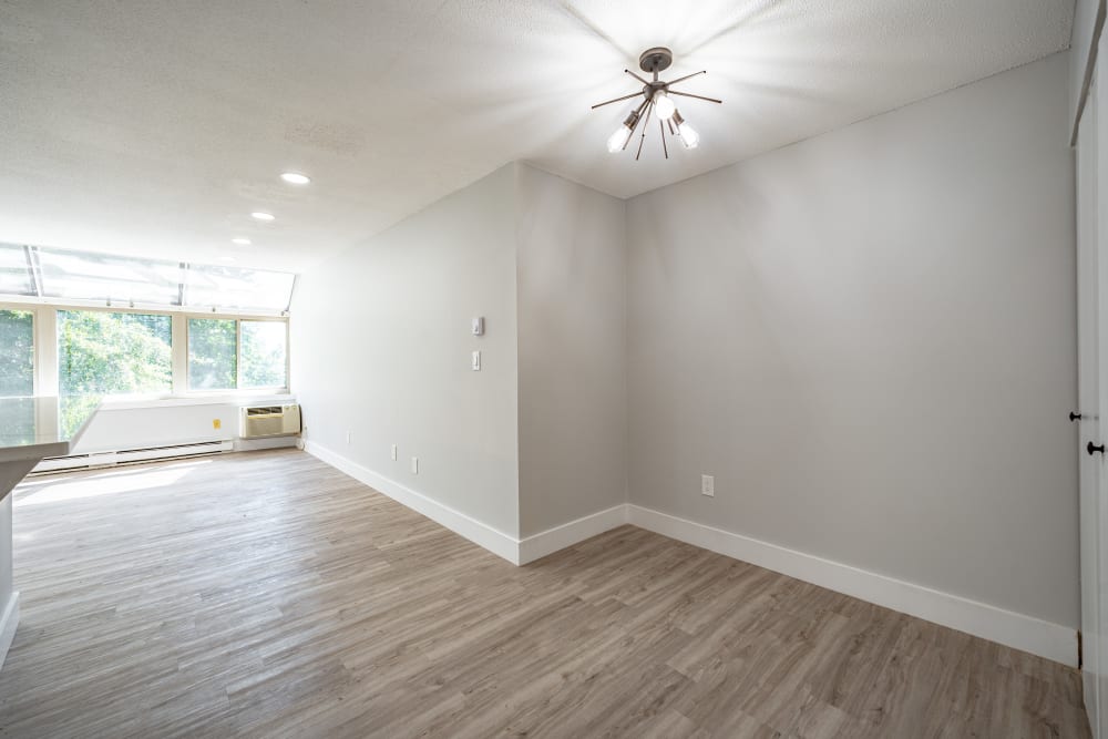 Wood flooring and a ceiling fan in an apartment living room and dining room at Whitewood Pond Apartments in North Haven, Connecticut