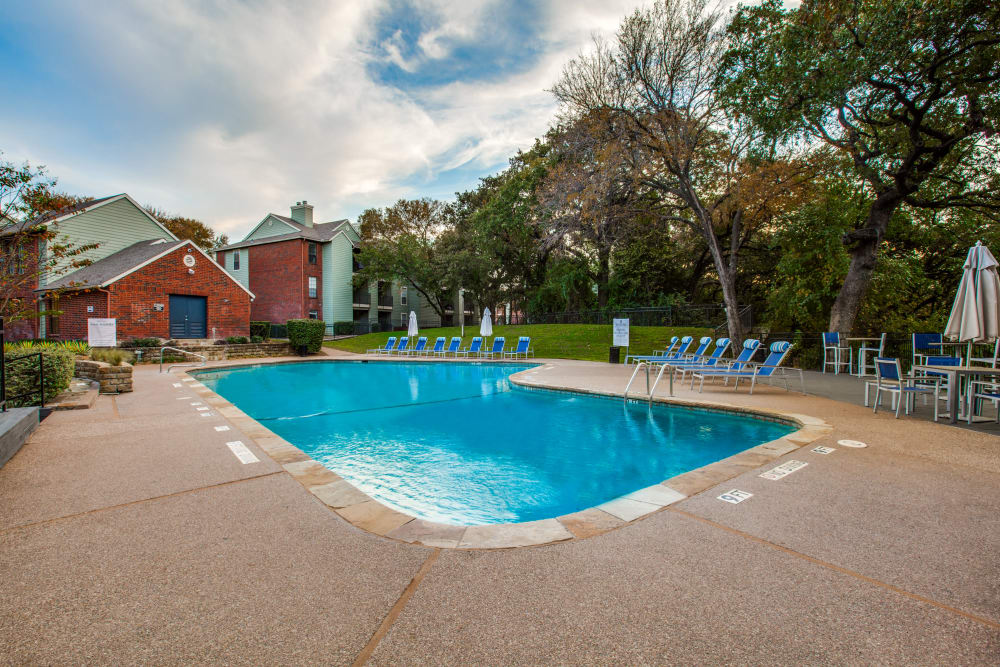 The outdoor community swimming pool at Verandahs at Cliffside Apartments in Arlington, Texas