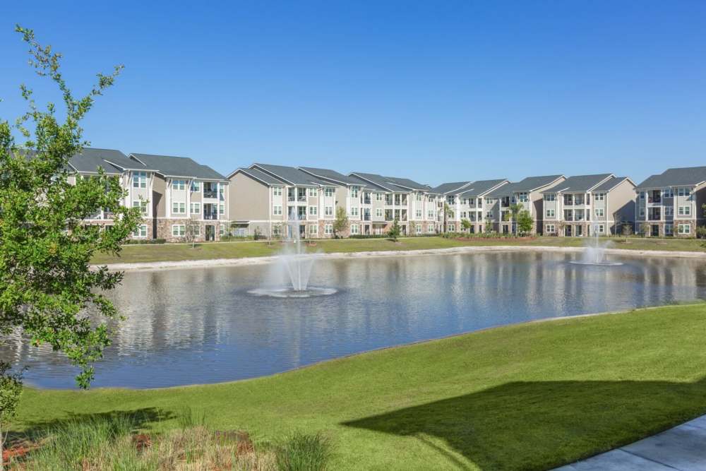 Beautiful pond with fountains at Art Avenue Apartment Homes in Orlando, Florida