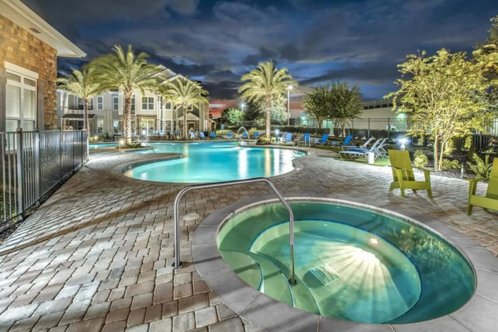 Hot tub and pool at Verso Luxury Apartments in Davenport, Florida