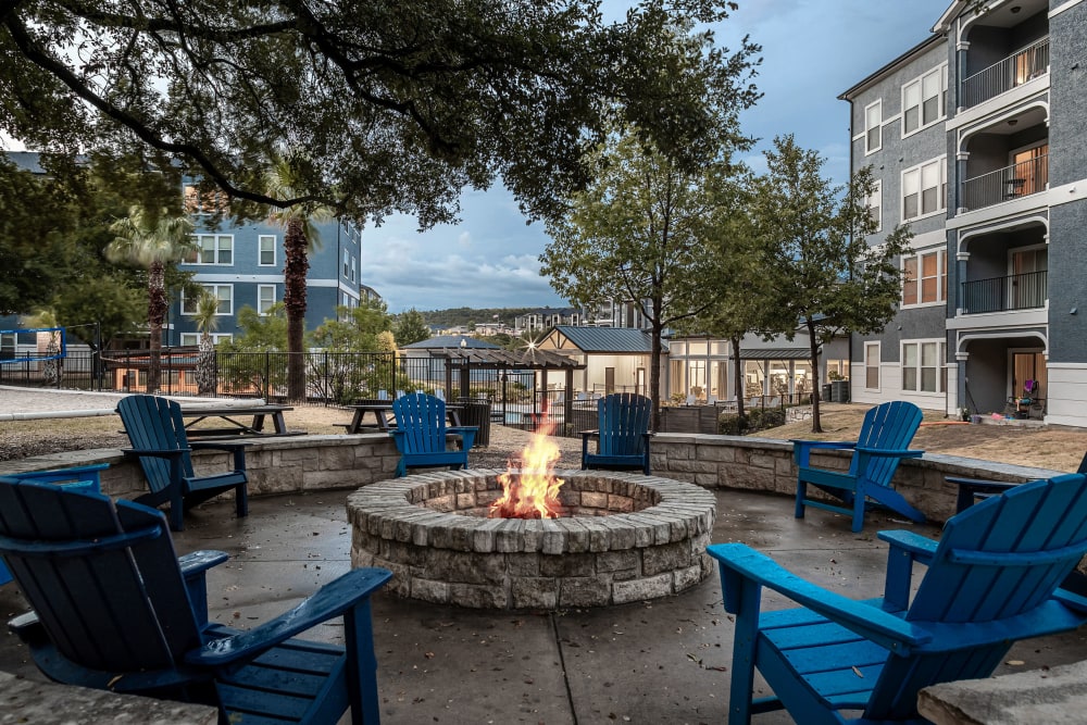 outdoor seating area at Marquis at Crown Ridge in San Antonio, Texas