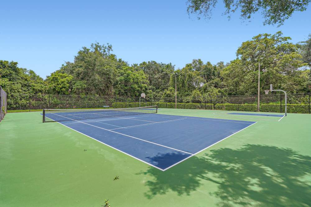 Community tennis courts at Lakeside Central Apartments in Brandon, Florida