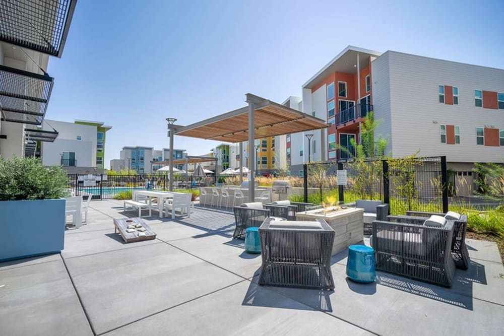 Outdoor resident lounge community at Hub Apartments in Folsom, California