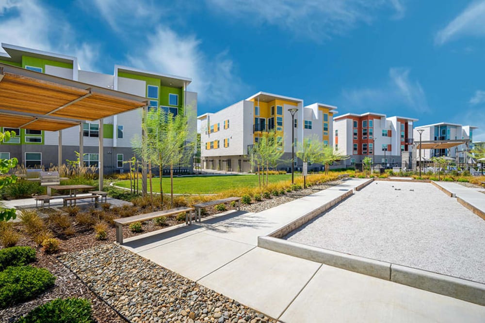 Outdoor community spaces of Hub Apartments in Folsom, California