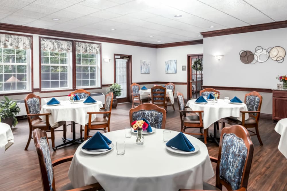 Dining hall with hardwood floors at Governor's Pointe in Mentor, Ohio