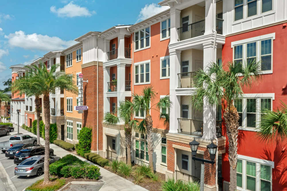 Exterior of apartment complex at Station House at Lake Mary in Lake Mary, Florida