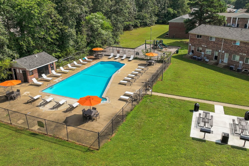 resort style pool at James River Pointe in Richmond, Virginia