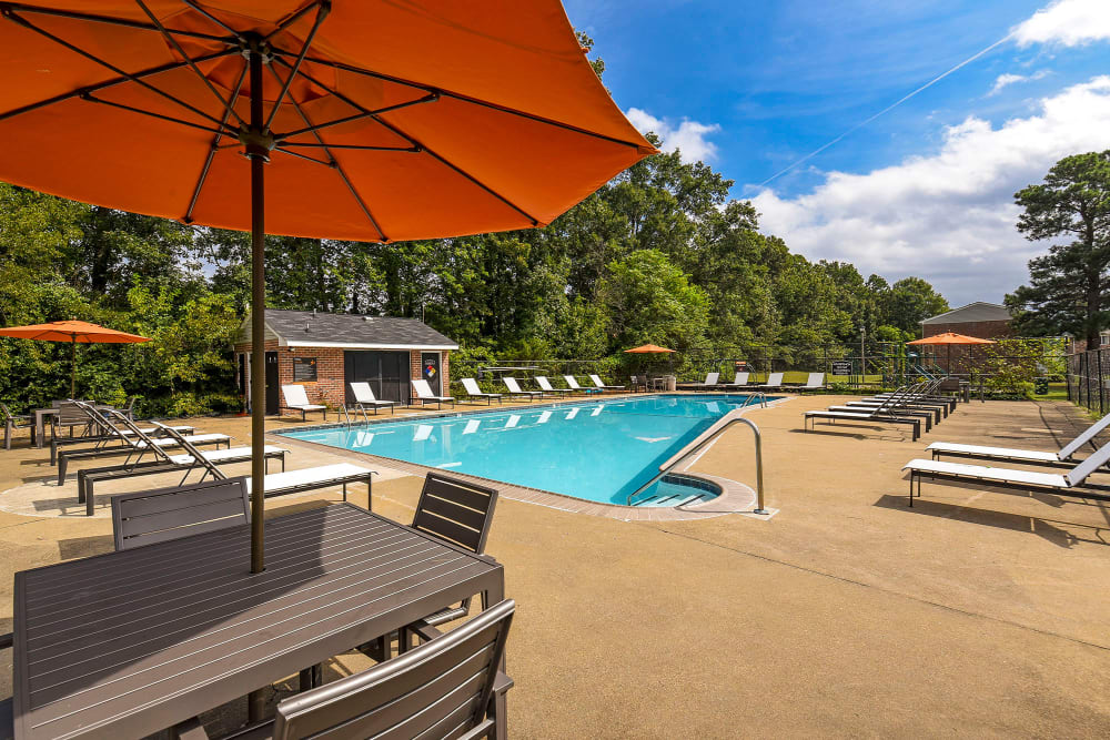 resort style pool at James River Pointe in Richmond, Virginia