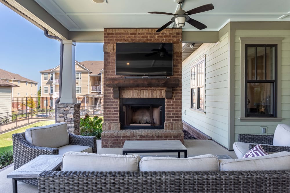 The Retreat at Arden Village Apartments offers a covered outdoor seating area, featuring a fireplace and community TV in Columbia, Tennessee