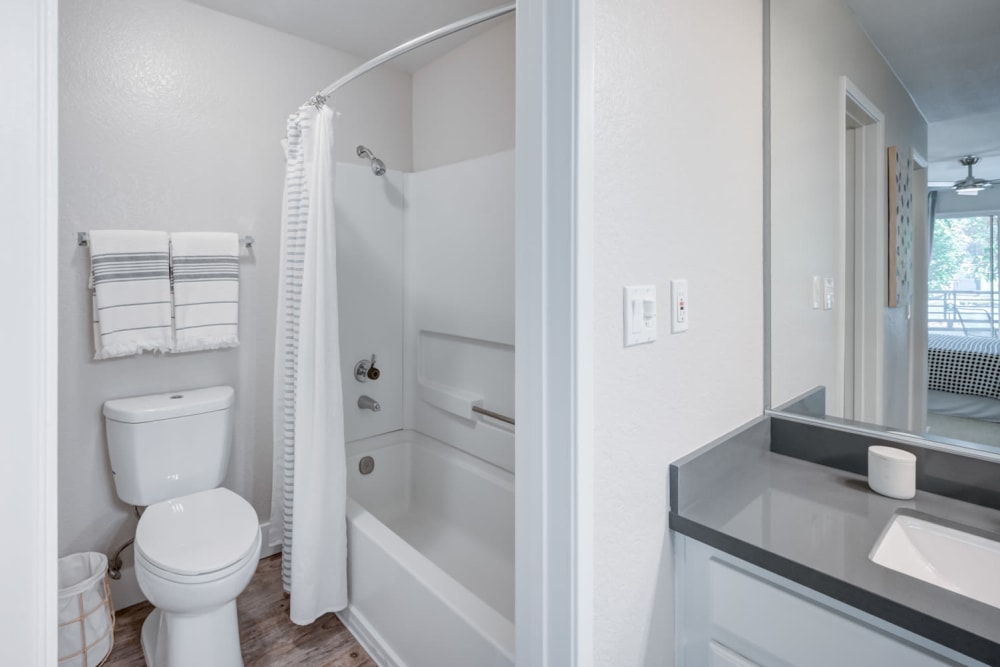 Sofi Irvine Apartments Bathroom