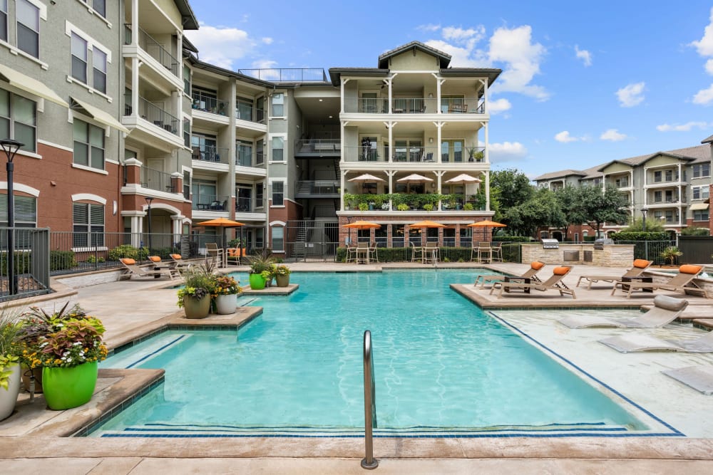 Resort style swimming pool at Olympus Las Colinas in Irving, Texas
