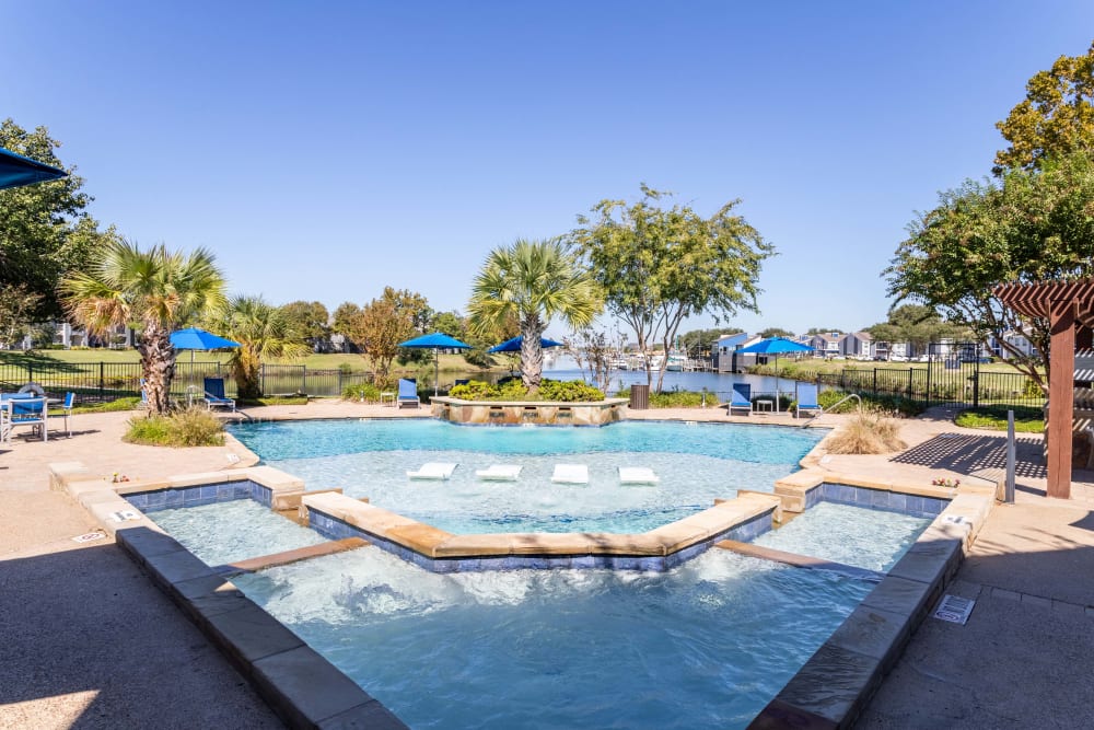 Outdoor community, pool and spa at Signature Point Apartments in League City, Texas