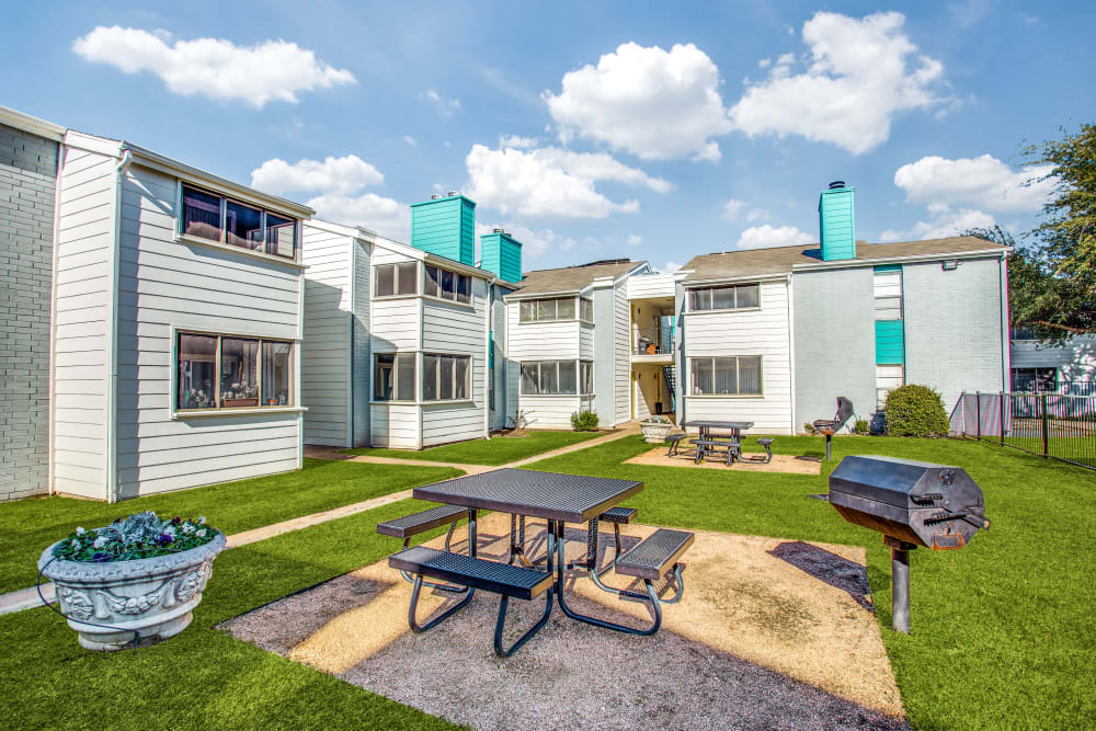 Picnic tables with grass at Sagamore Apartment Homes in Benbrook, Texas
