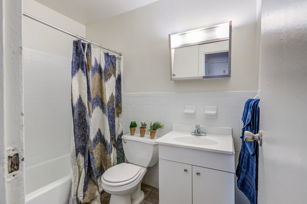 Bathroom with white tile surround