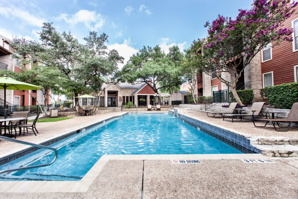 Large pool with pool side seating at Ashley Oaks in San Antonio, Texas